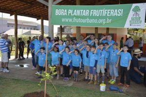 1º plantio de árvores frutíferas acontece em Bariri