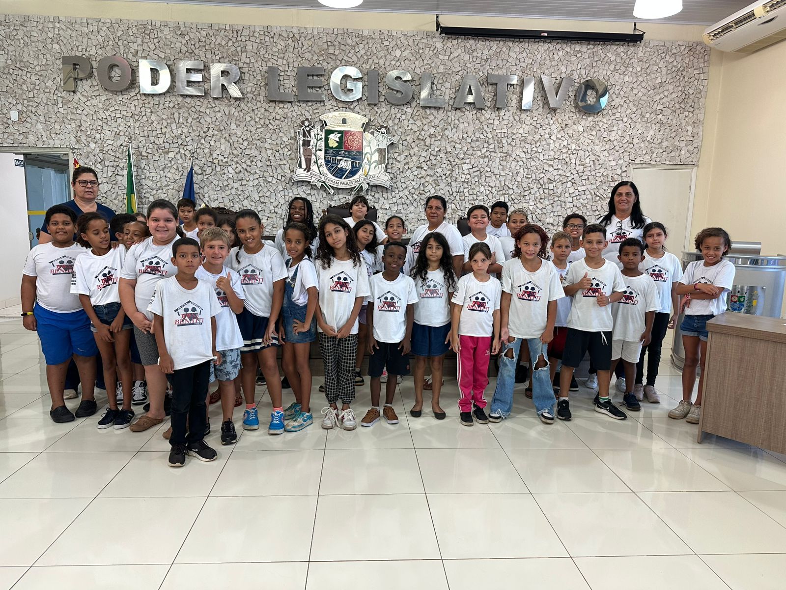 ALUNOS DO 4º ANO DA ESCOLA MUNICIPAL ROSA BENATTI VISITAM A CÂMARA MUNICIPAL DE BARIRI